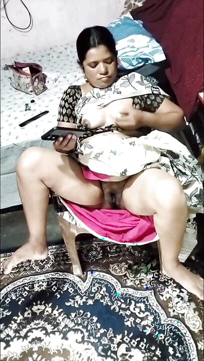 Desi lifting Sari to open pussy