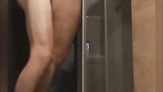 19-летняя студентка заходит в душ рядом с Cannon Full и даёт ей несколько оргазмов!