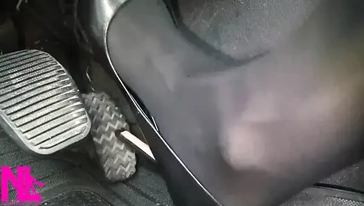 Siyah külotlu çorap ve gri patentli yüksek topuklu ayakkabılarla pedal pompalıyor
