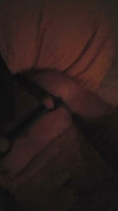 Pup masturbando o pau duro