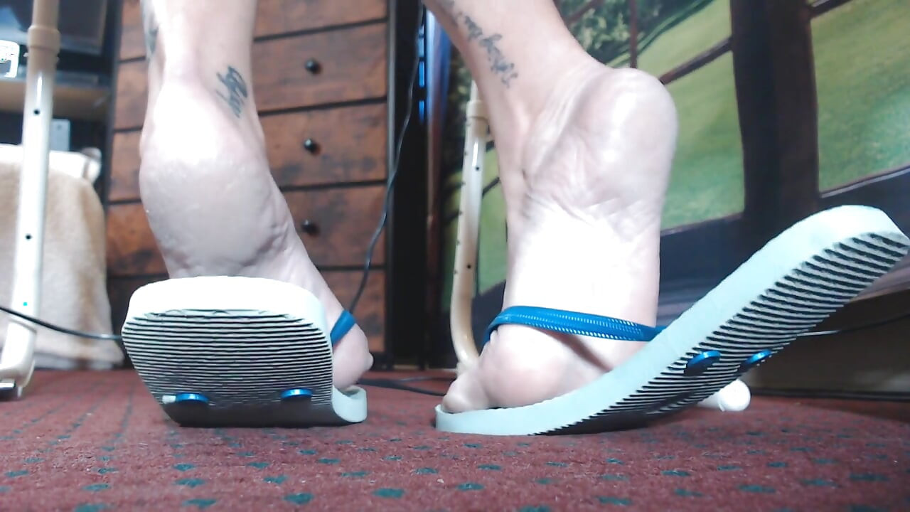 Chanclas azules sucias gastadas