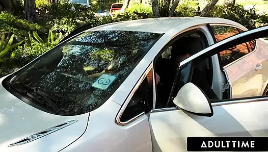 Khusus orang dewasa - anissa kate menggoda instrukturnya dengan toket besar alaminya selama pelajaran mengemudi