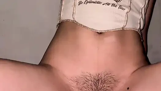 Yeni şeffaf dildoma oturuyor ve yuvarlanıyor