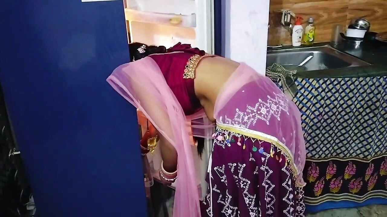 Ver a la madrastra india tomar un baño caliente hace que su hijastro se vuelva loco por follarla