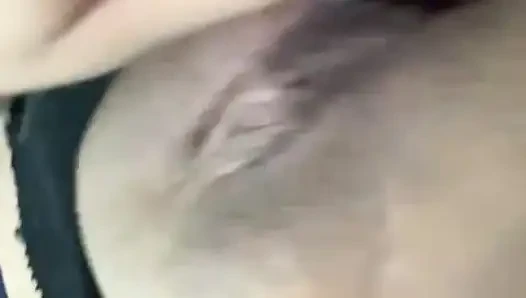 Unartige Blondine, die mit ihrer Muschi spielt