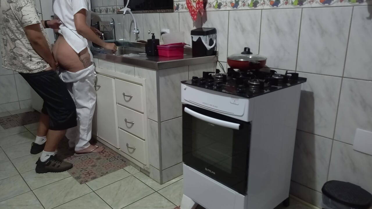La criada tenía su culo usado mientras lavaba los platos.