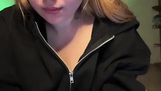 Fingering tight pussy with jucielussie