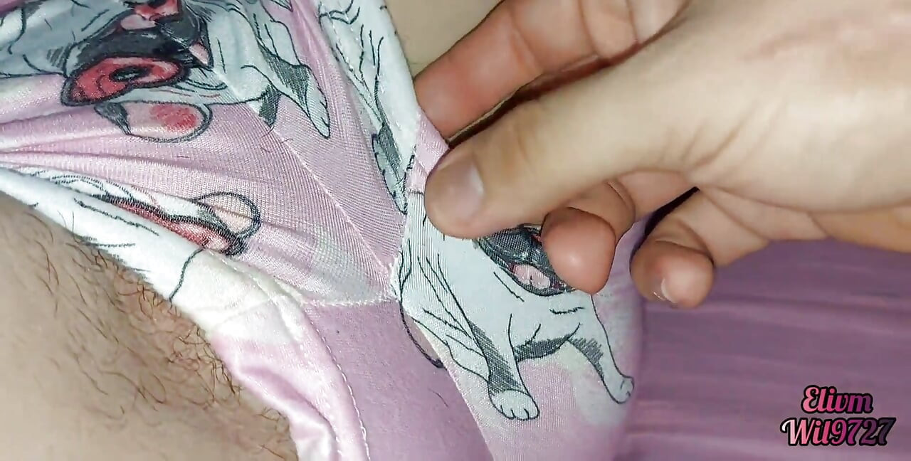 Xxx india mi hermanastra se quita las bragas y me muestra su coño y me pide que la folle cuando no está allí