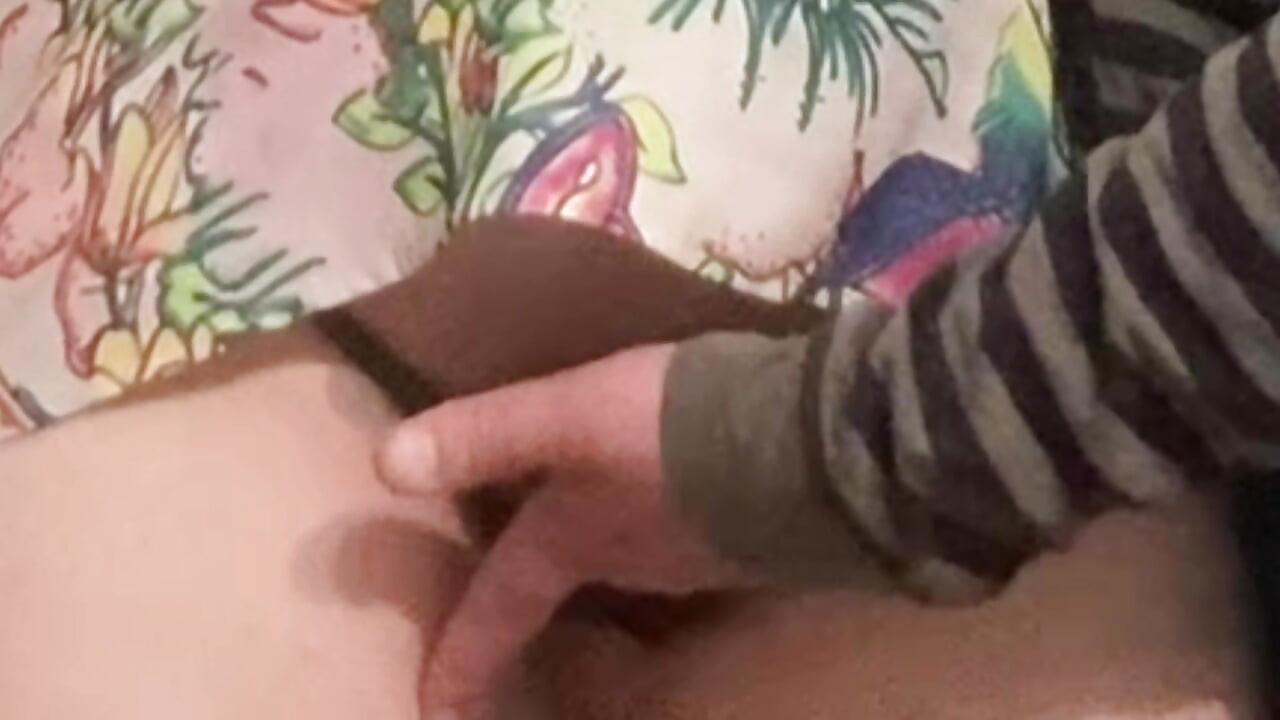 Dziwny zboczeniec pociera cipkę babe w miejscach publicznych