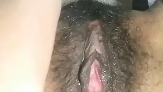 Gadis hot desi mandi dan colok memeknya sendiri