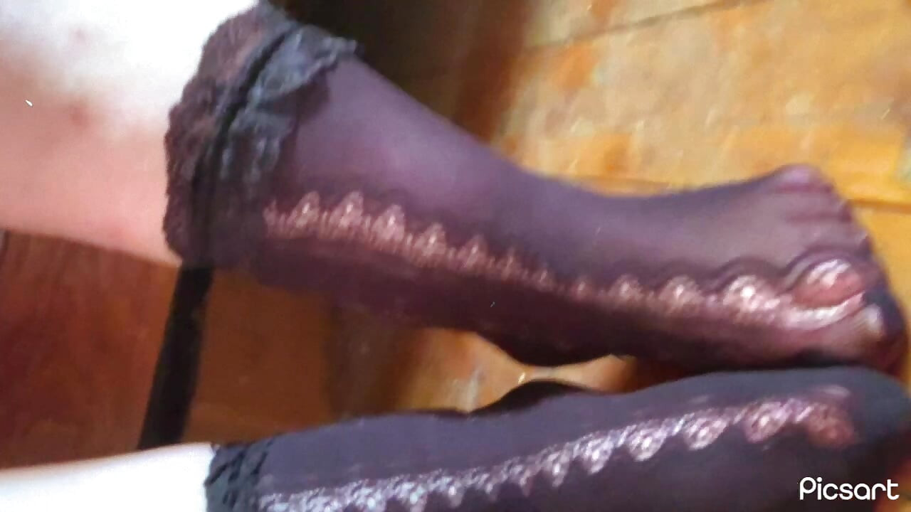 สาวเปลือยโป๊ในถุงเท้าโกธิค