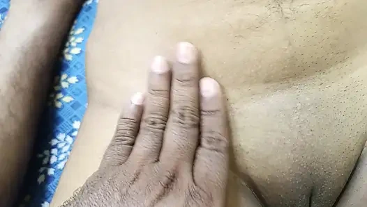 Evli kadınlar ve üvey kız kardeşi yatakta üçlü seks yapıyor