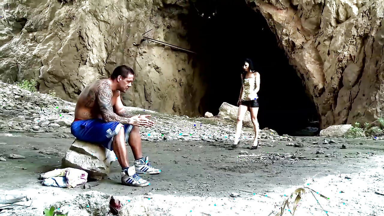 Η γυναίκα μου, μια milf με καστανά μαλλιά, λατρεύει να το πάρει στον κώλο