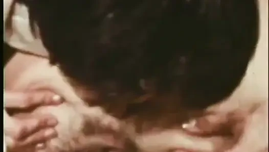 Lezbiyenler üçlü amcık yalıyor nostaljik amcık sikişi