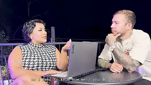 Мускулистый мужчина приходит к его плановой терапии, которую его психолог решает, занимаюсь сексом с ним