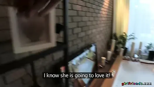 Girlfriends xxx - aksi hot lesbian yang saling fingering satu sama lain di bak mandi