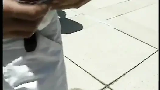 Esmer kadın açık havada sikişmeden önce amını yedirmeyi seviyor