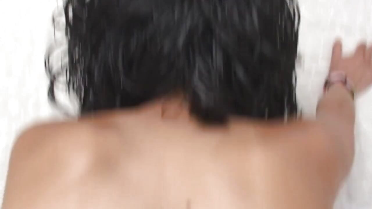 意大利业余黑发拍摄与太阳镜和假发，而她像一个婊子一样被操