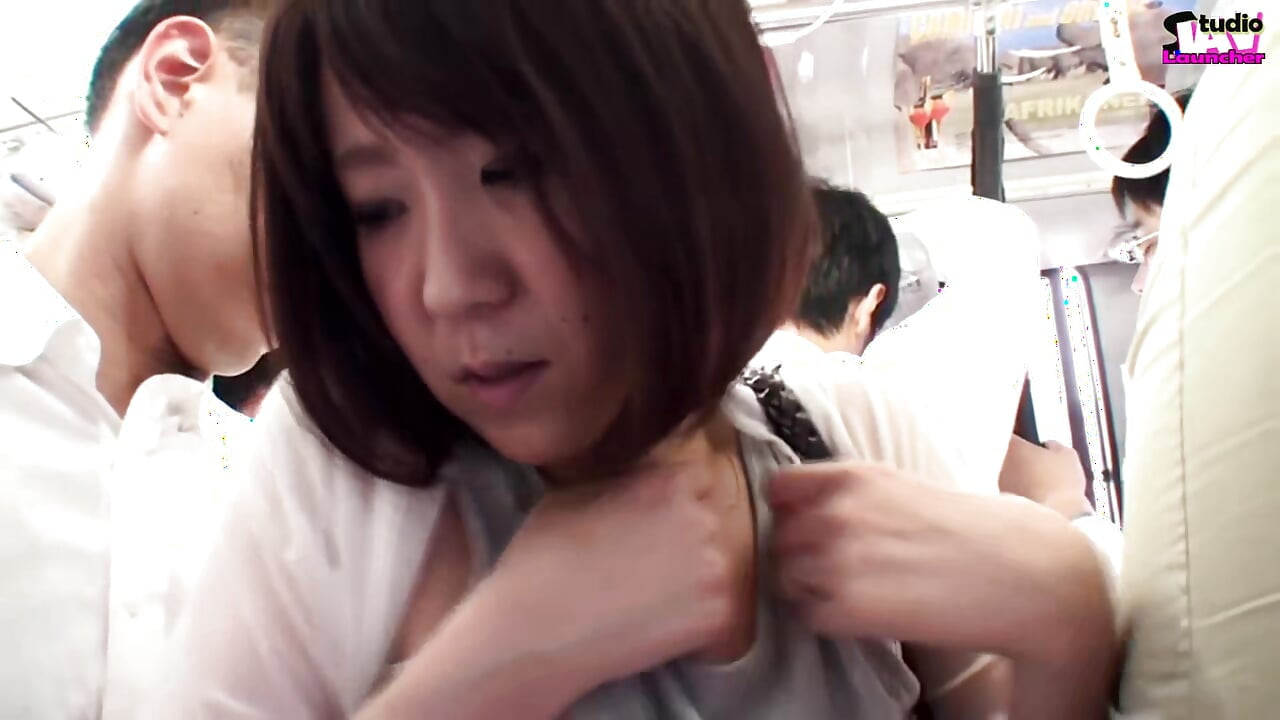 混雑したバスの熱 - 既婚女性がそれに気づき、二人の間に緊張が高まる - シーン1