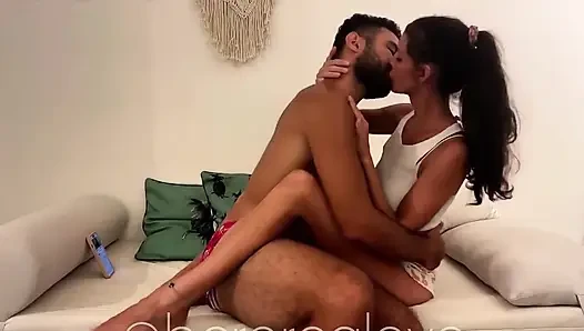 Cewek itu lagi pamer badan