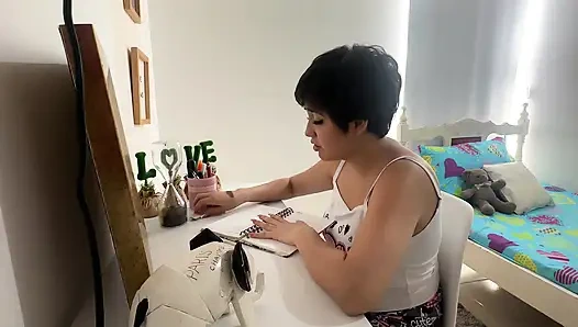 Büyük götlü üvey kız kardeşimi yatakla mastürbasyon yaparken görüyorum, sert bir sikişle azgınlığını düşürmesine yardım etmeye karar veriyorum.