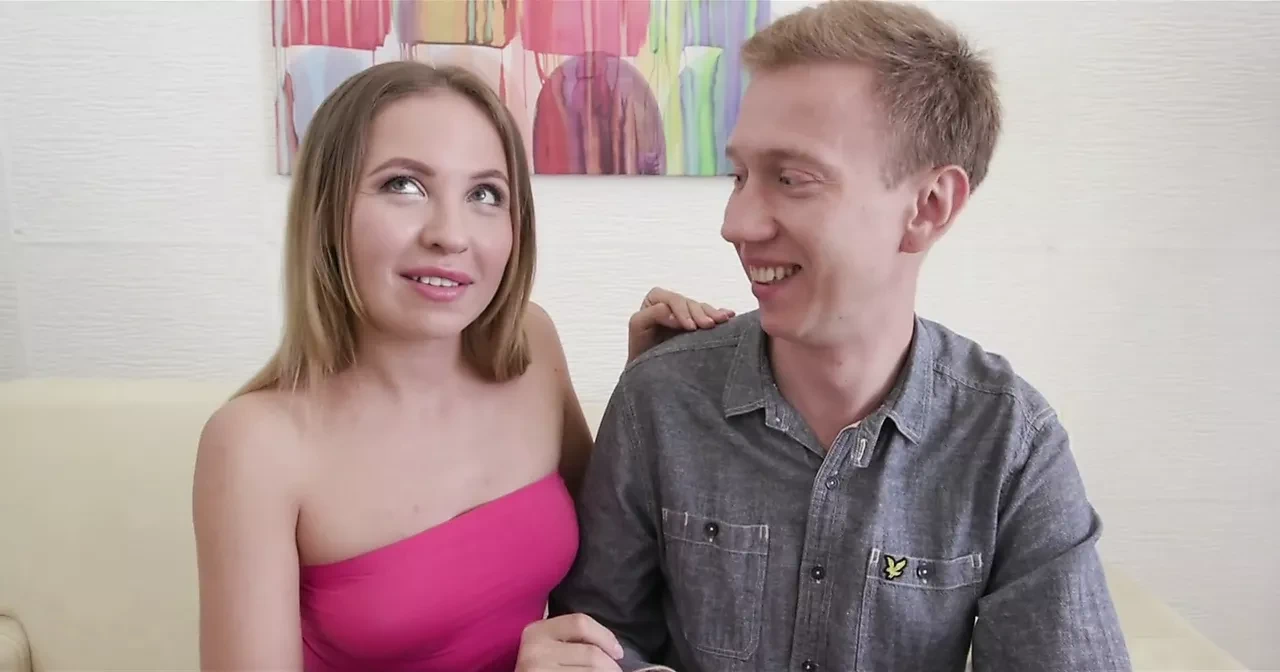 戴绿帽子的丈夫带妻子参加试镜，以操另一个男人以换取美元并观看