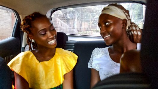 Lesbianas africanas coqueteando en taxi - comiendo coño en el dormitorio