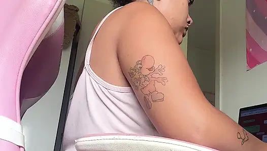 Ev ofis iş günü tombul kız doğal yüksek sesle osuruyor bilgisayar masası titreşimleri