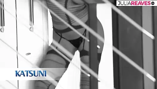 Горячая девушка наслаждается сосать длинный член, прежде чем он бурит ее тугую киску