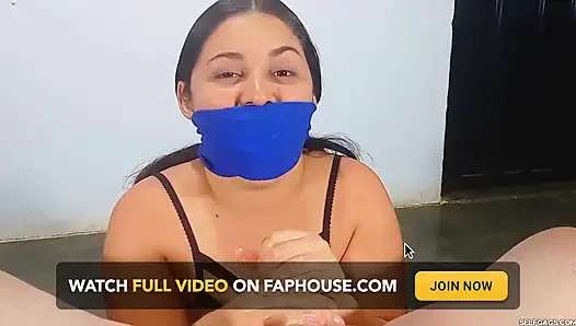 Over-the-mund Socke geknebelt, 20-jährige latina-amateurin gibt handjob wie ein profi!