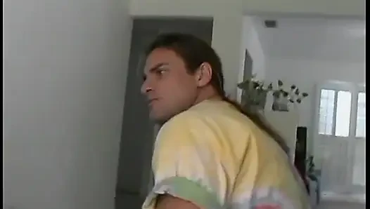 Azgın ev hanımı genç delikanlıyı baştan çıkarıyor ve iyice ıslak sakso çekiyor