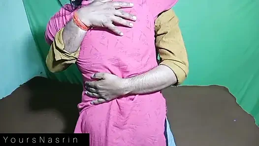 Orta yaşlı seksi kadın erkek arkadaşını yatak odasında ağırlıyor.