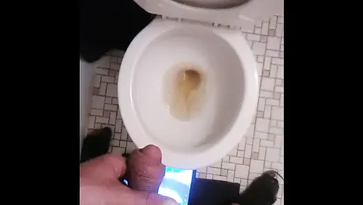 Pov transgirl kencing di dirinya sendiri dan kamera; Sudut Ganda
