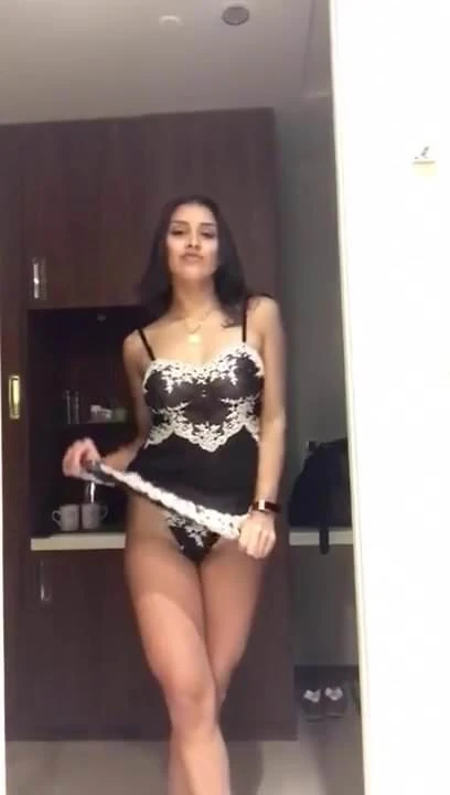 Killer body striptease