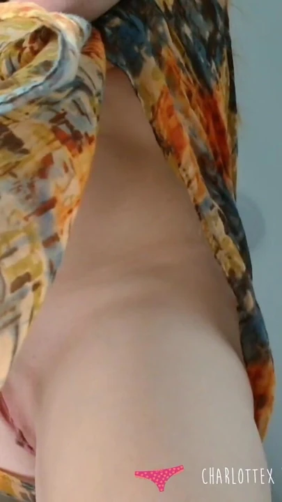 Vends-ta-culotte - Stunning French MILF turns you on with her perfect ass and her delicious pussy | Clip 1