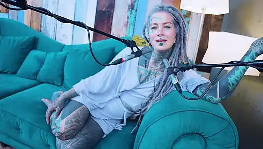 R hakkında konuşuyorum - r - r - asmr podcast sfw konuşuyor gotik sıska kız dreadlocks dövmeli model dövmeli kız