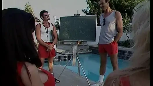 Hengst fickt haarige muschi und arsch von brünetter mit riesigen melonen Und dann kommt auf sie Sie