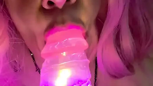 Aku lagi asik nyepong dildoku yang lagi sange