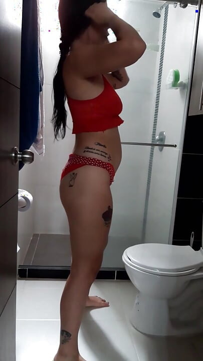 Masturbiram svoju pičku misleći na svog ljubavnika u kući mog muža.