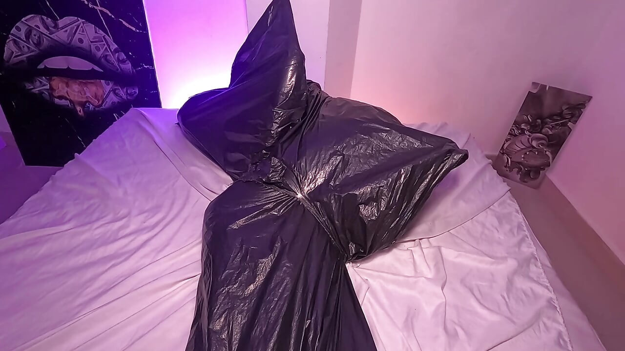 kachre ke thaile men larki apni sans ke saath khelti hai