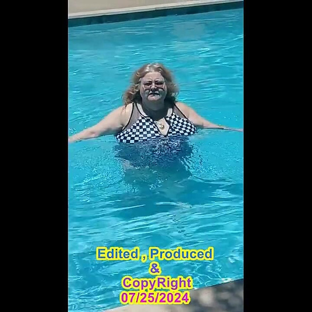 Η νοσοκόμα Vicki φοράει ντάμα στην πισίνα