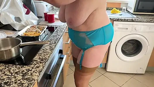 Mrs Mature Feet Domestic Goddess 402