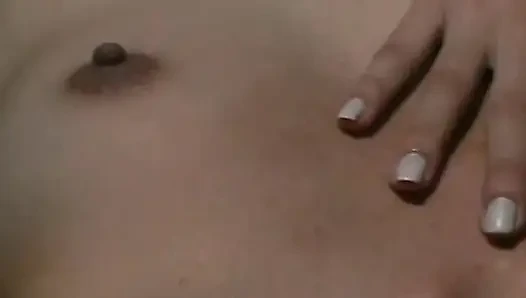 Cewek papan atas rambut cokelat berbagi dildo di luar ruangan