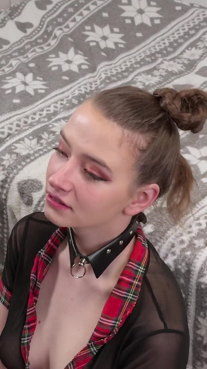 Ritzi Rain hoda po povocu bala sa loptom u ustima pre nego što je jebana duboko u grlo