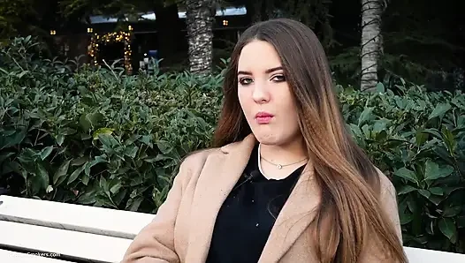 Gadis Rusia Lagi Asik Istirahat Makan Siang Sambil Merokok 3 Cigs Berturut-turut
