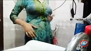 Pakistanische Tante in der Badewanne, sexy Video