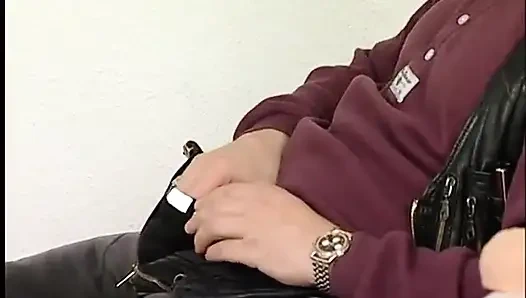 Cewek rambut pirang ini lagi asik nyepong dildo ukuran XL sebelum dientot habis-habisan di memeknya yang bertato