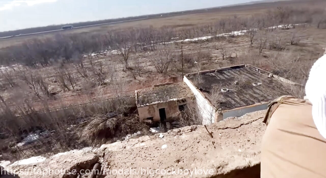 Огромный армейский хуй без презерватива трахается с командиром в казармах!