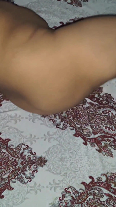 Der Freund des Mannes schüttet Sperma auf die großen Brüste seiner Frau