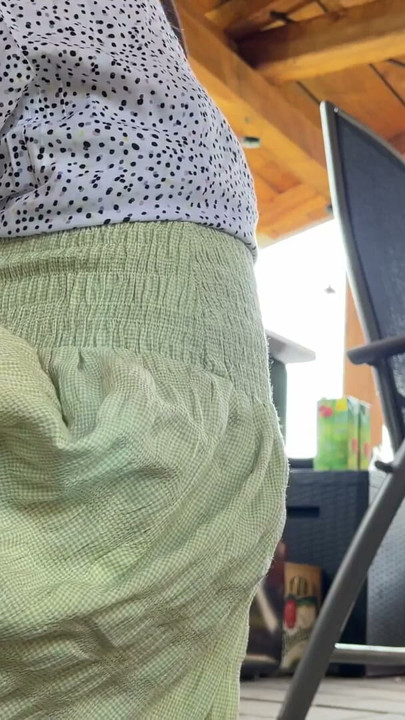 치마 아래 다리와 보지를 보여주기 위해 Bff와 야외에서 바베큐 파티를 즐기는 팬티 없음 파티 소녀들 | 클립 1